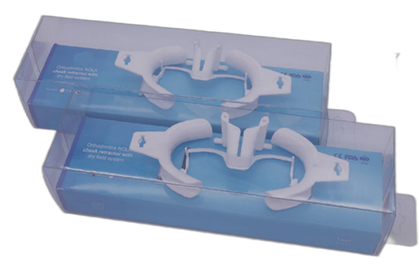 Cheek retractor 